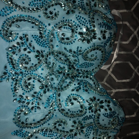 Mon chari prom dress - Picture 3 of 3